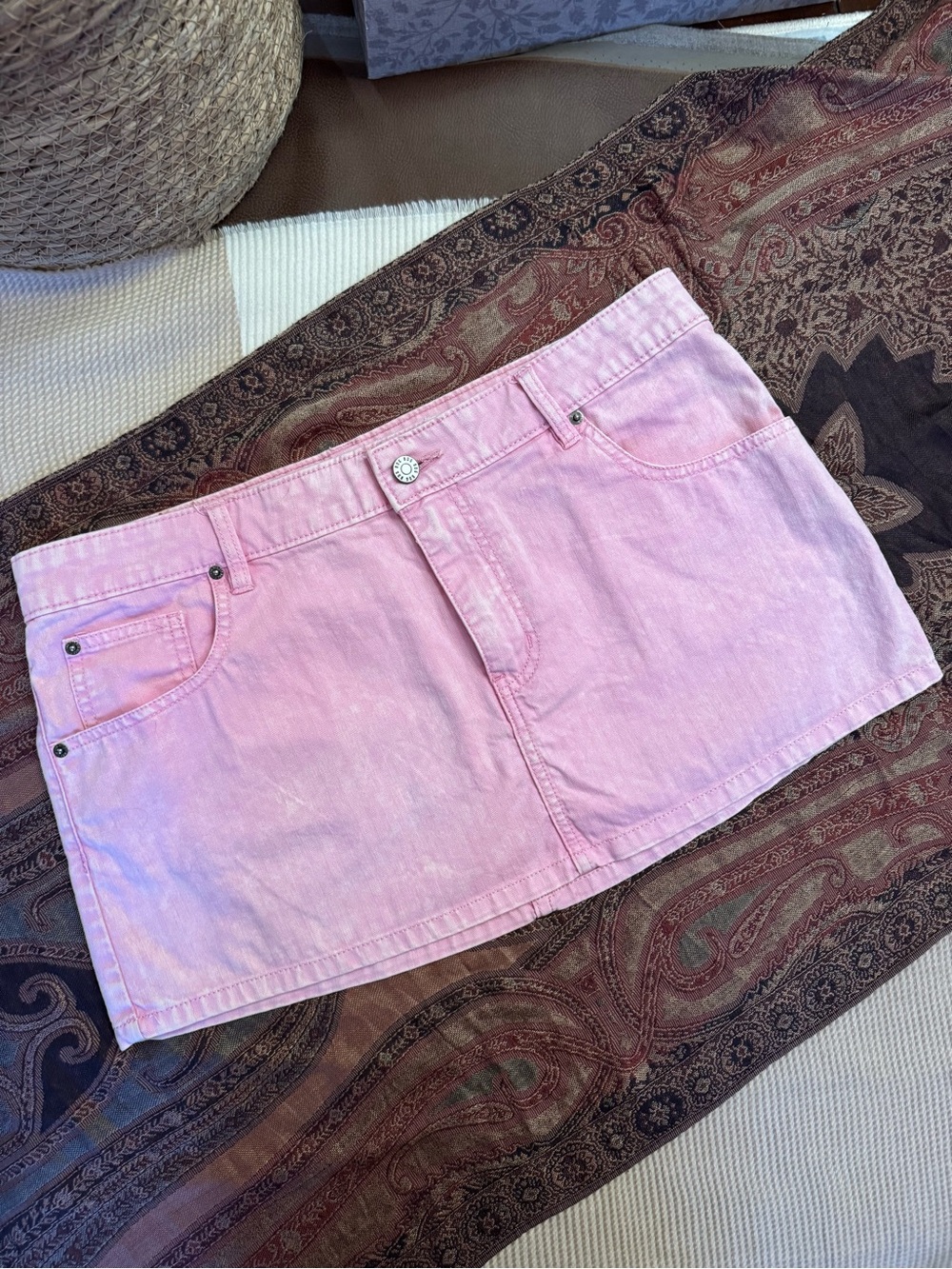 BDG Pink Denim Micro Mini Skirt

🚭
🚫 Pets